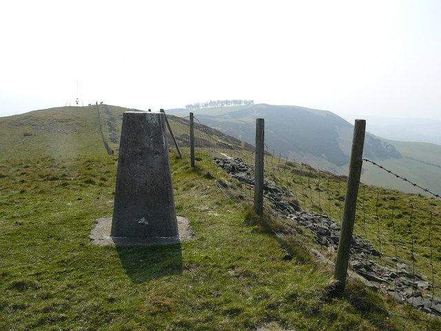 Colin Park / Summit ridge and trig point on Moel y Waun / CC BY-SA 2.0