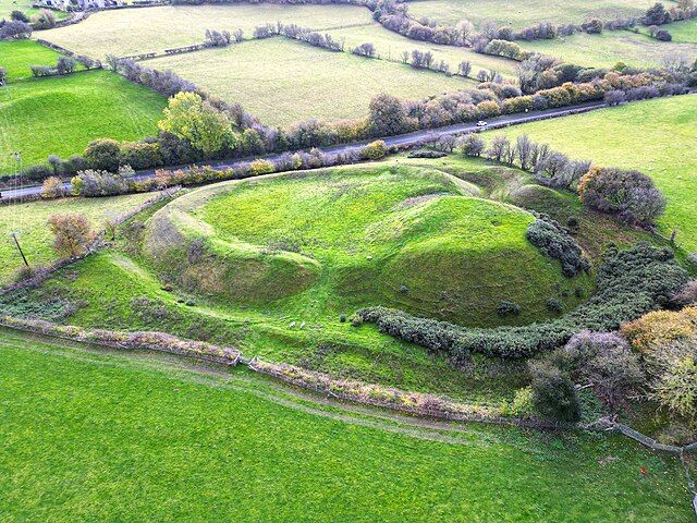Ruins of the medieval motte and bailey castle "Tomen y Rhodwydd" nr Llandegla, North Wales. Image by Llywelyn2000  CC BY-SA 4.0, https://commons.wikimedia.org/w/index.php?curid=133212148 