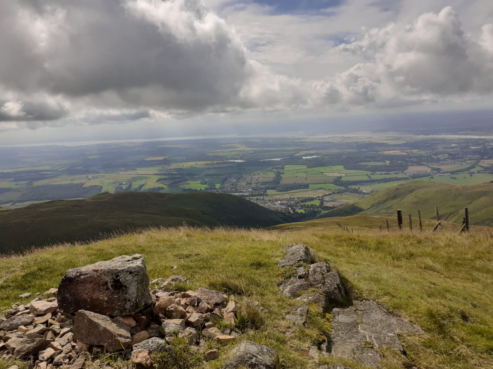 View to the Forth valley from the way up to the Law