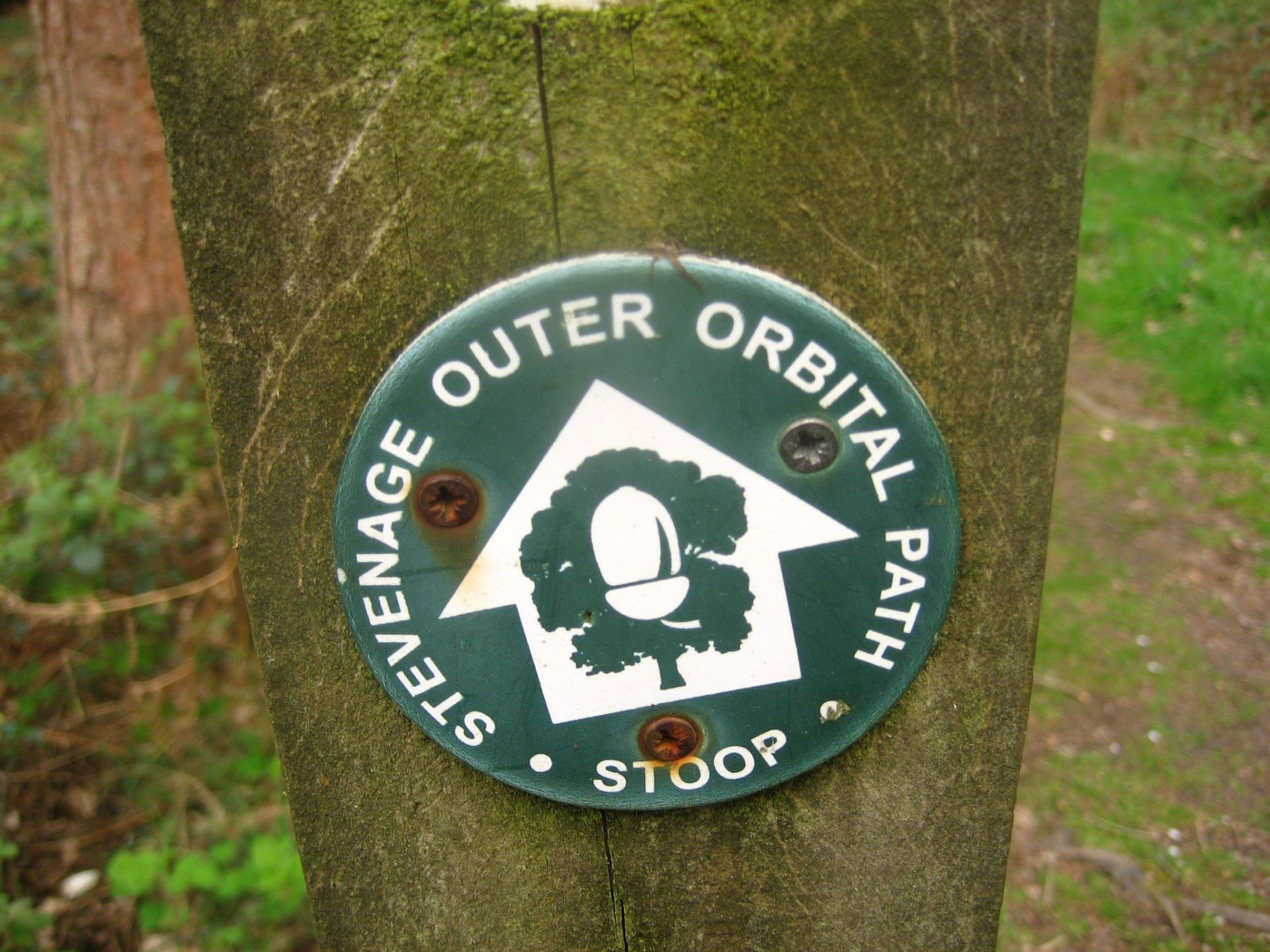 Waymarker for Stevenage Outer Orbital Path including acorn and oak tree symbol