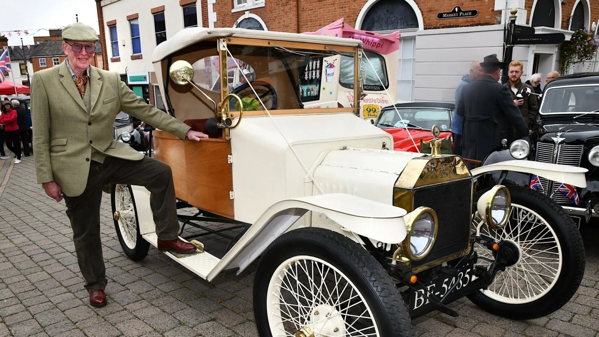 man with vintage car at hinckley classic motor show