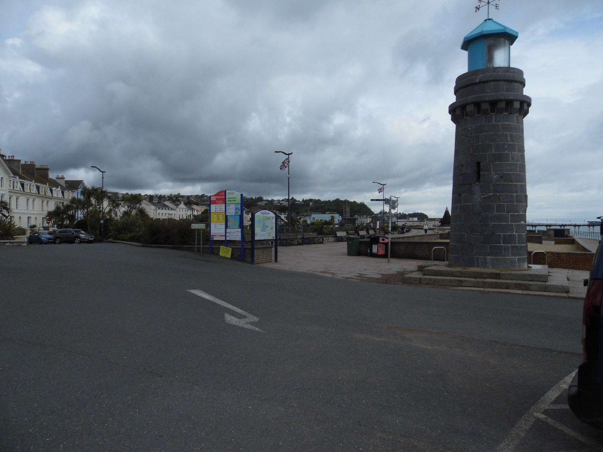A photo of the Teignmouth lighthouse by the waterfront