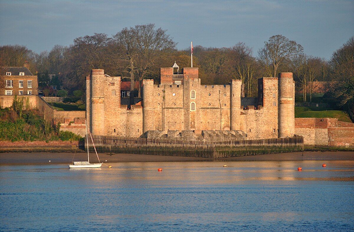 https://en.wikipedia.org/wiki/File:Upnor_Castle,_Kent_riverside_view.jpg