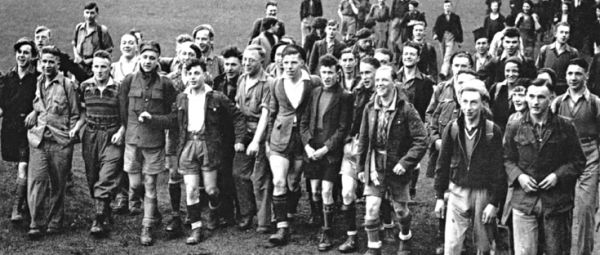 An old black and white photograph of a large group of men at the Kinder Trespass